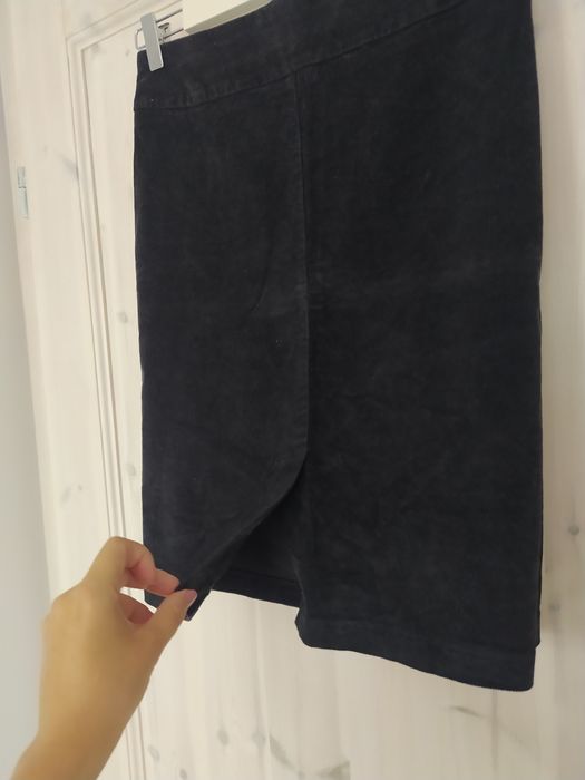 Czarna sztruksowa dopasowana spódniczka Benetton 36 S