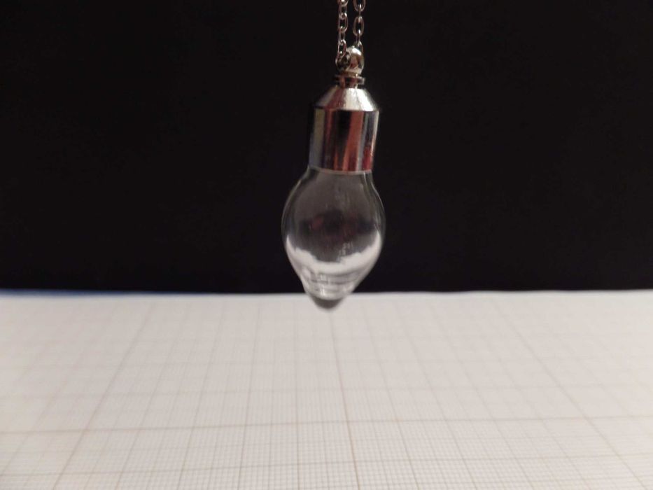 Colar com frasco em vidro formato de Lágrima (V63)