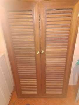 Arca de madeira antiga e sapateira