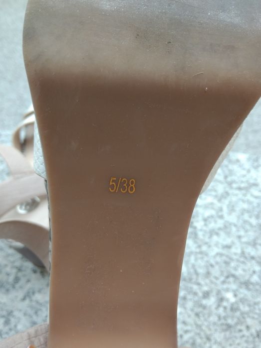 Białe sandały słupek platforma 38 River Island