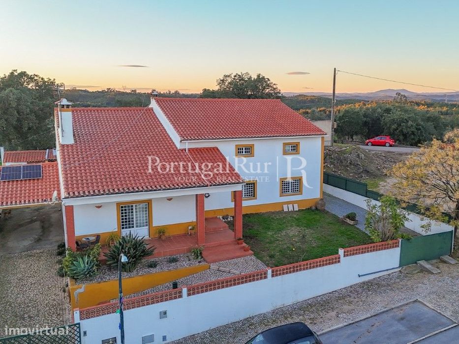 Moradia T5 equipada com quintal no Gavião