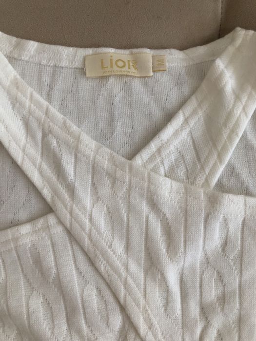 Укороченный лонгслив с вырезами от Lior