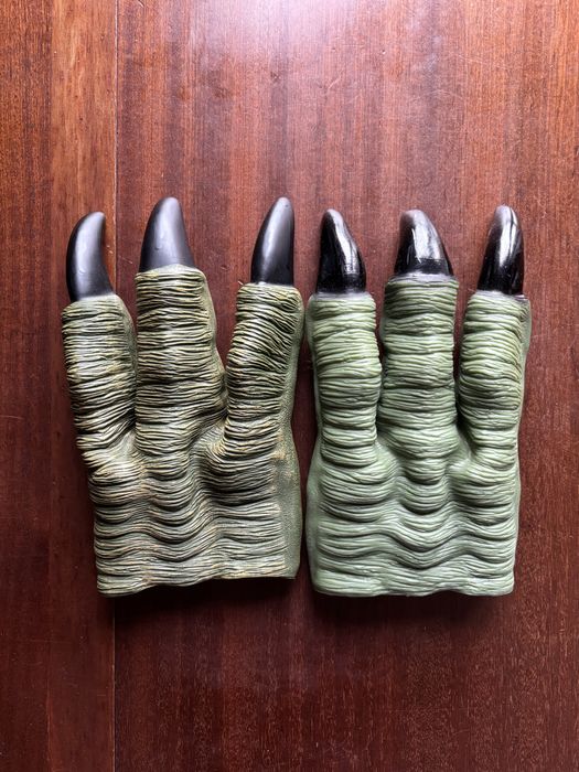 Mãos de dinossauro para festa temática