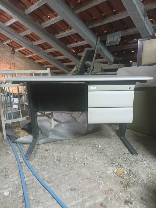 Escritório de metal