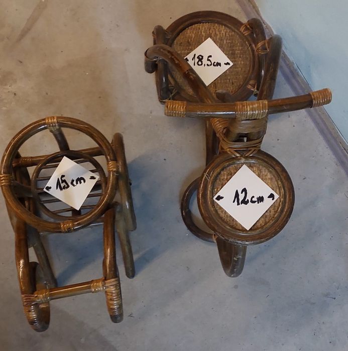 Dwa wiklinowe kwietniki