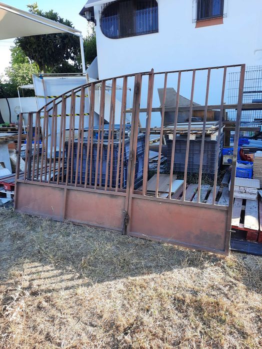 Portão em ferro com porta pequena