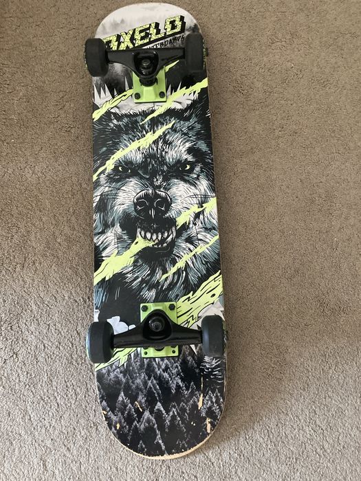 Skate com designe de um lobo atras