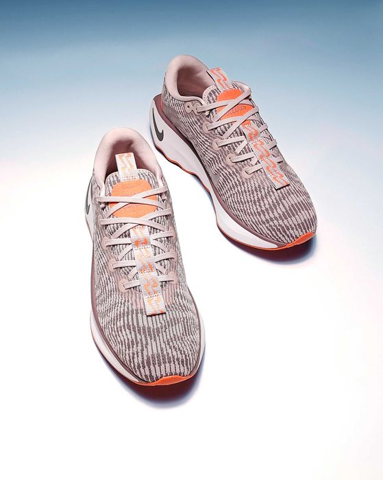 РОЗПРОДАЖ! Жіночі кросівки Nike Nike Air Motiva. Оригінал. Розмір 42 - 26.5 см
