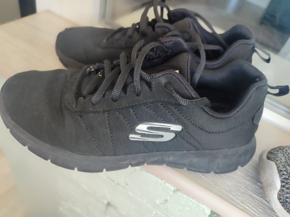 кросівки skechers та fila