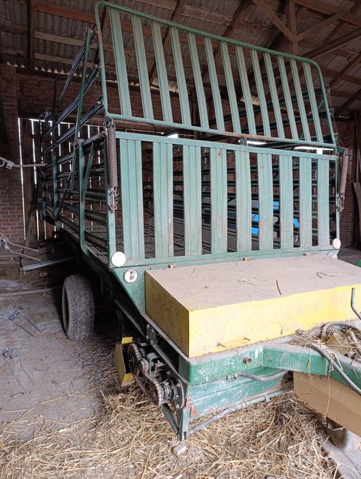 Przyczepa samozbierająca do siana