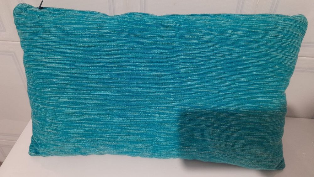 Almofada decorativa cor azul-turquesa ou azul-petróleo, dimensão (43 cm por 24 cm)