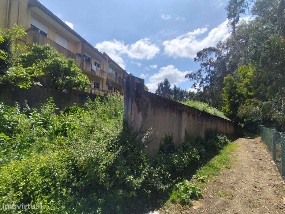 Terreno para Construção de uma ou duas Moradias, localizado perto do c
