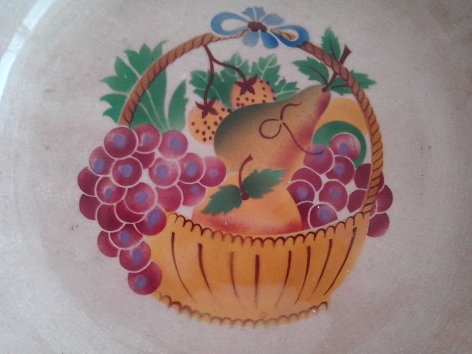 Prato decorativo em louça, grande e antigo (37 X 7 Cm). Césol.