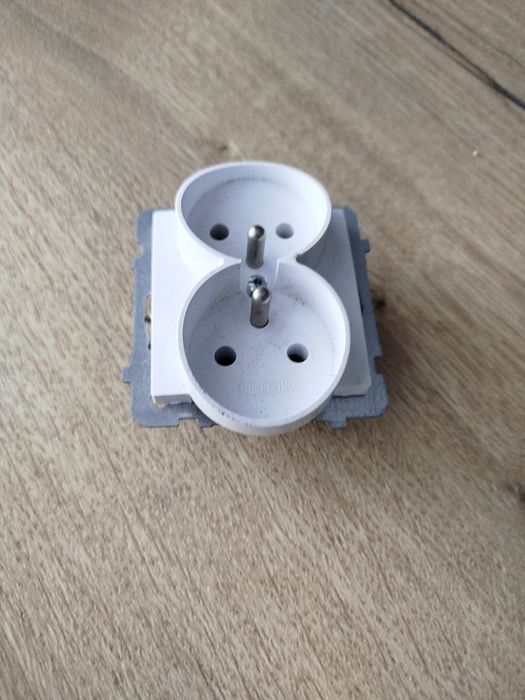 Gniazdko elektryczne podwójne