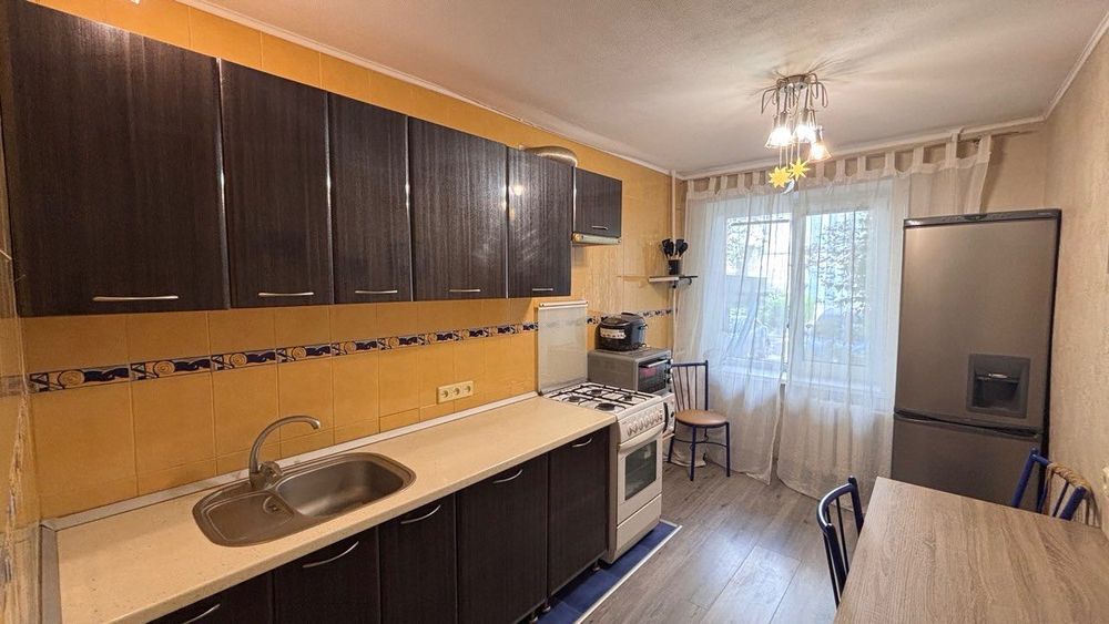 Продам 3к улучшенку 1й эт/9и кухня 9м газ, кирпич, м. Ботсад