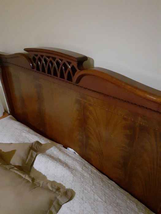 Cama e mesinha de cabeceira