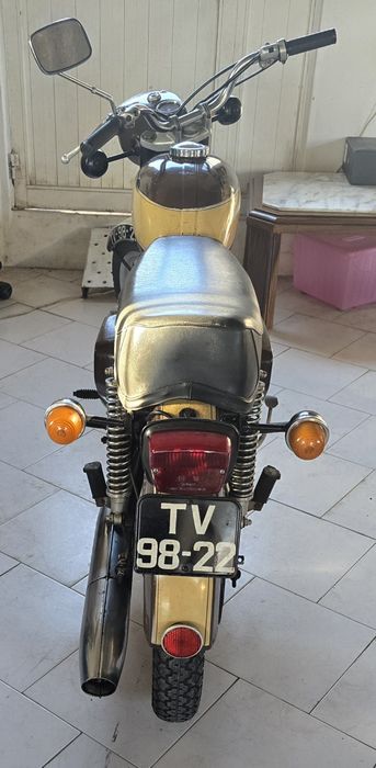 Mota Famel 111, e Motociclo CZ, 170cc, com documentos as duas