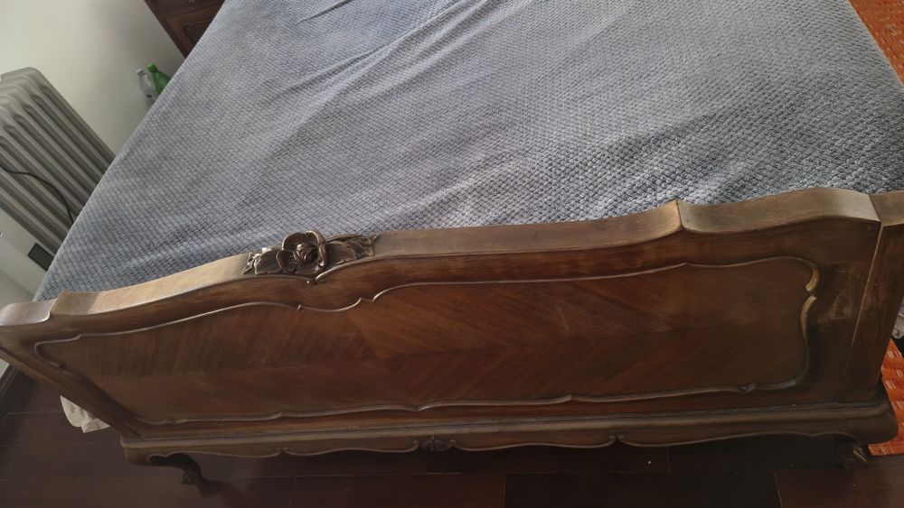 Vendo jogo de quarto composto por uma cama de casal com estrado e duas mesas de cabeceira em ótimo estado