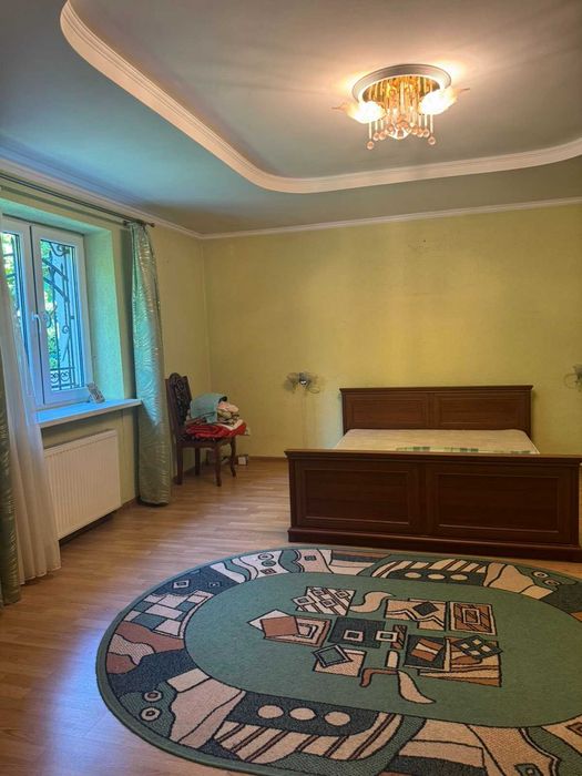 Житловий будинок та земельна ділянка 10 сот., м. Жовква