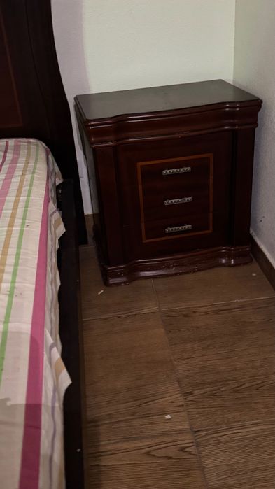 Conjunto de quarto (cama, penteadeira, vestuário, mesinhas de noite)