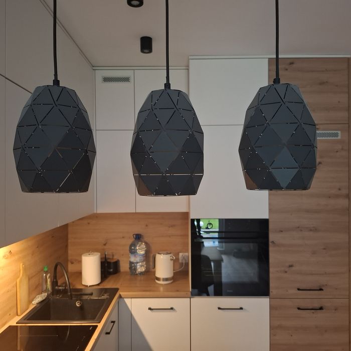 Nowoczesna lampa wisząca nad stół z trzema kloszami LED