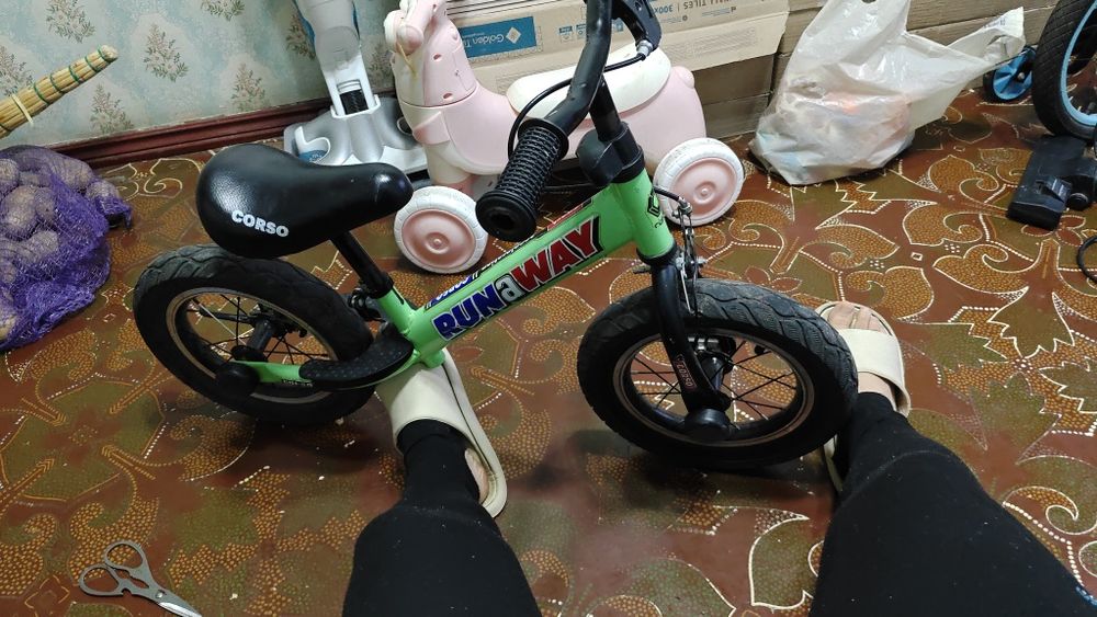 Продам беговел  300 грн