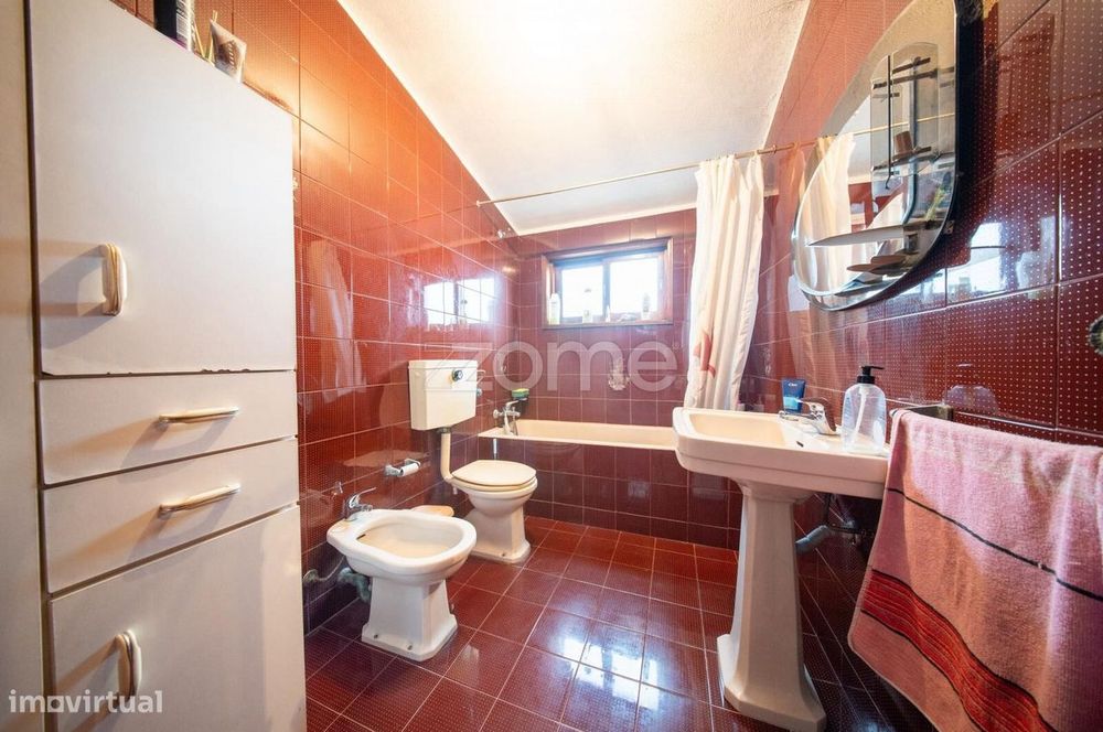 Moradia T4 com amplas áreas e elevado potencial em Mancelos