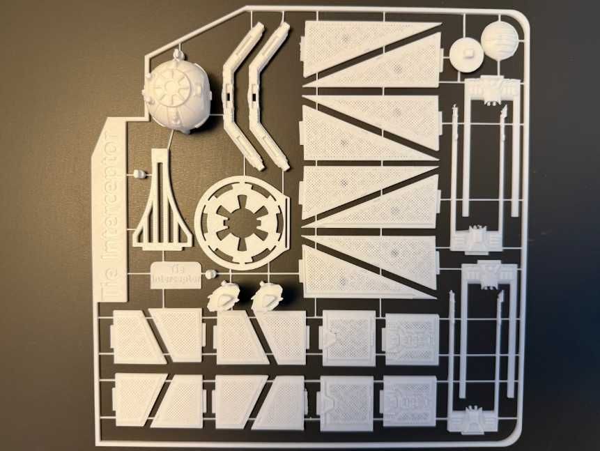 Modelo KitCard do TIE Interceptor Altamente Detalhado