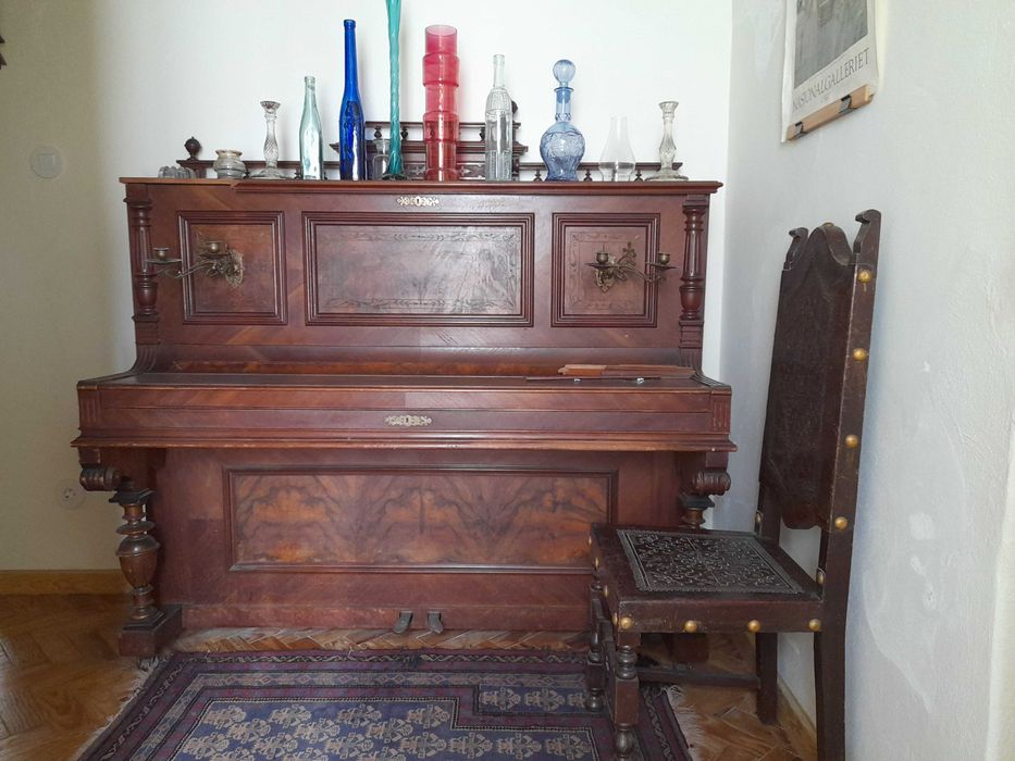 Piano Alemão em raiz de nogueira