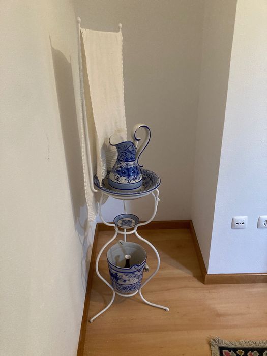 Lavatório de louça pintada à mão
