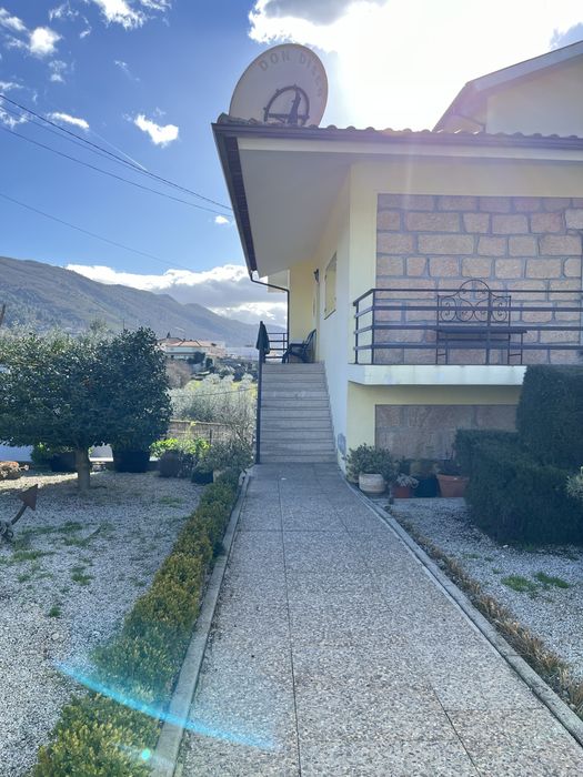 Moradia isolada a 2 min do centro da cidade inserida num lot de 1000 m