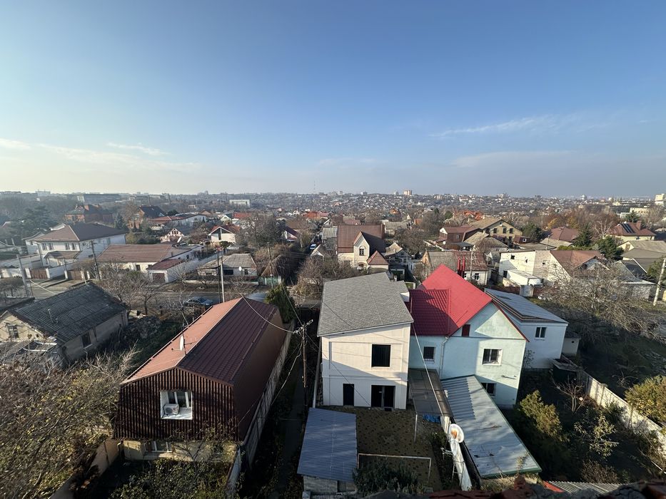 капітальна будівля загальною площею 1 800 м² із земельною ділянкою