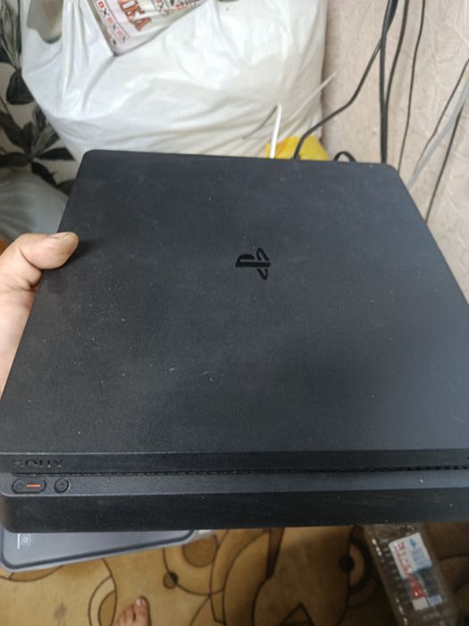 Продам PS 4 Slim