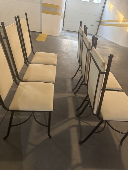 Cadeiras com estrutura em ferro