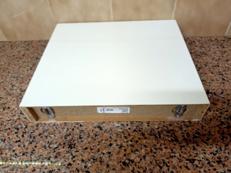 Estante de parede prateleira branca IKEA. Casa apartamento escritório