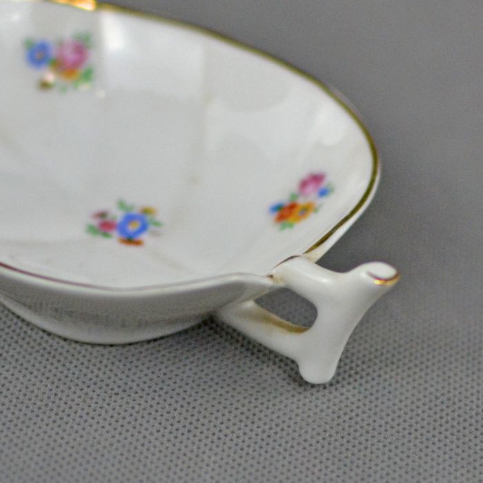 Pequeno prato/covilhete em forma de folha em porcelana da Vista Alegre