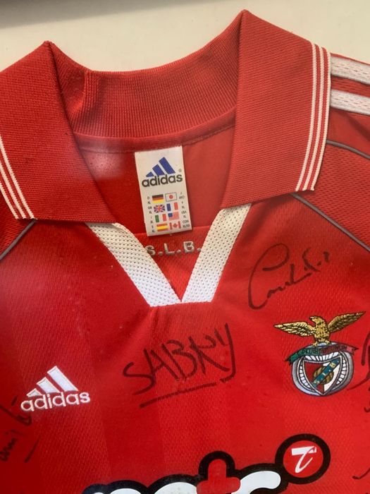 Camisola assinada por todos is jogadores do Benfica (1999/2002)