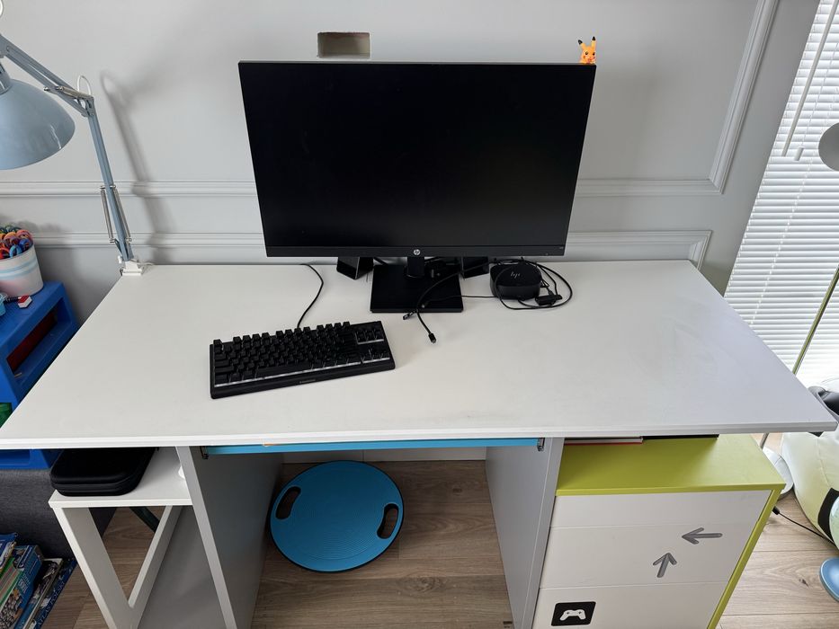 Komplet mebli biurko gamingowe, łóżko kanapa, półka, dywan