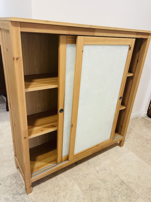 Movel com portas de correr e prateleiras