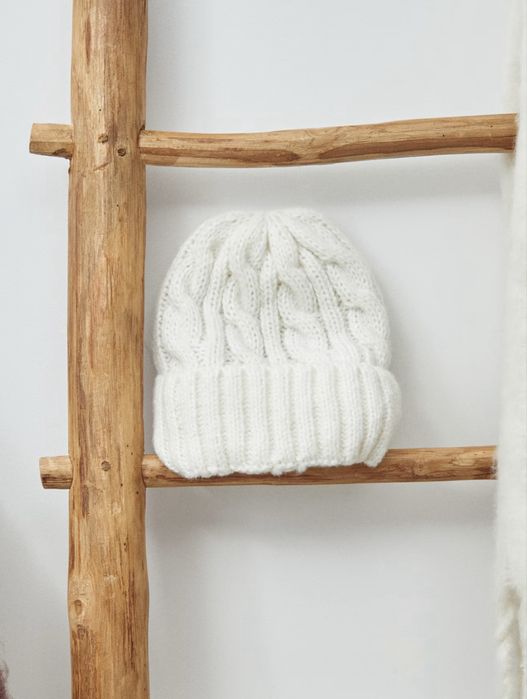 Теплая вязаная молочная шапка