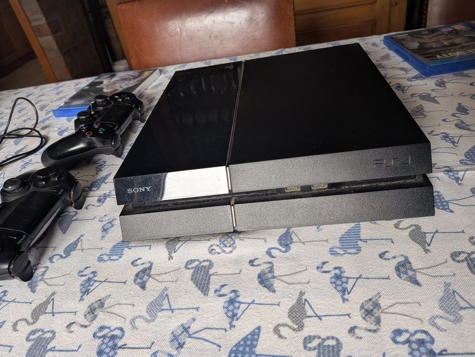 PS4 1TB + 2 comandos + 3 jogos