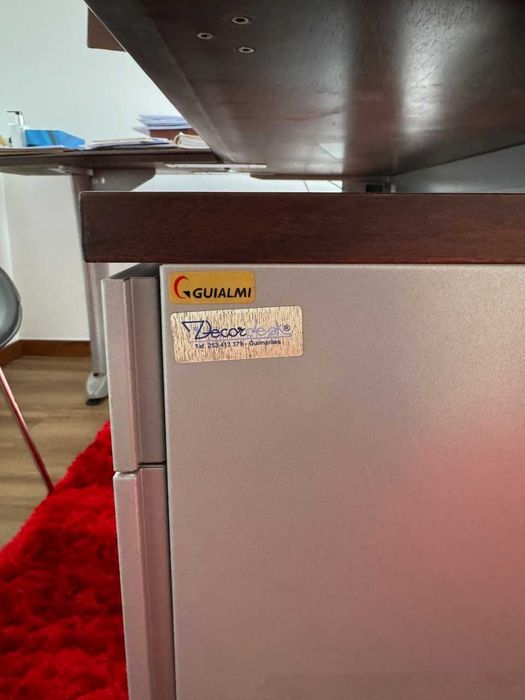 Secretária com bloco de 4 gavetas