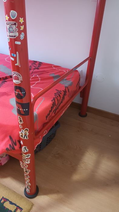 Beliche em aço SEM estrados e colchões
Toda em a