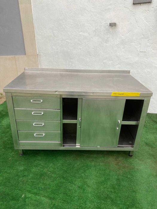 Bancada neutra em inox com 4 gavetas e 2 portas com prateleira
