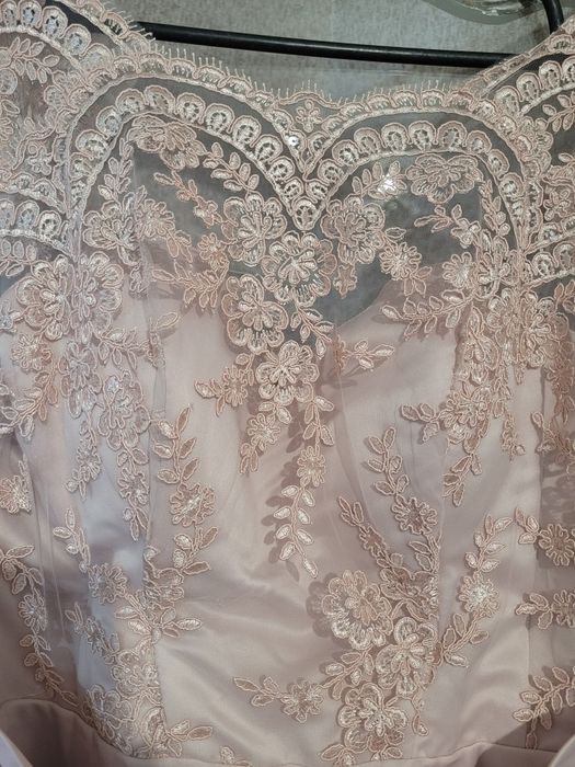 Чудова святкова сукня.