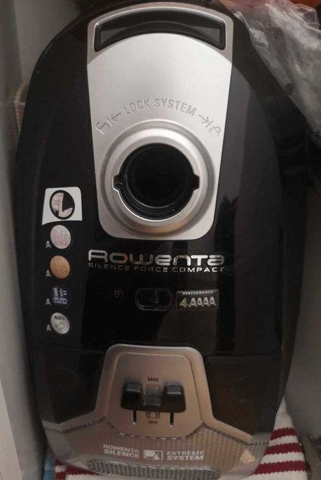 Aspirador Rowenta Silence Force Compact com muito pouca utilização