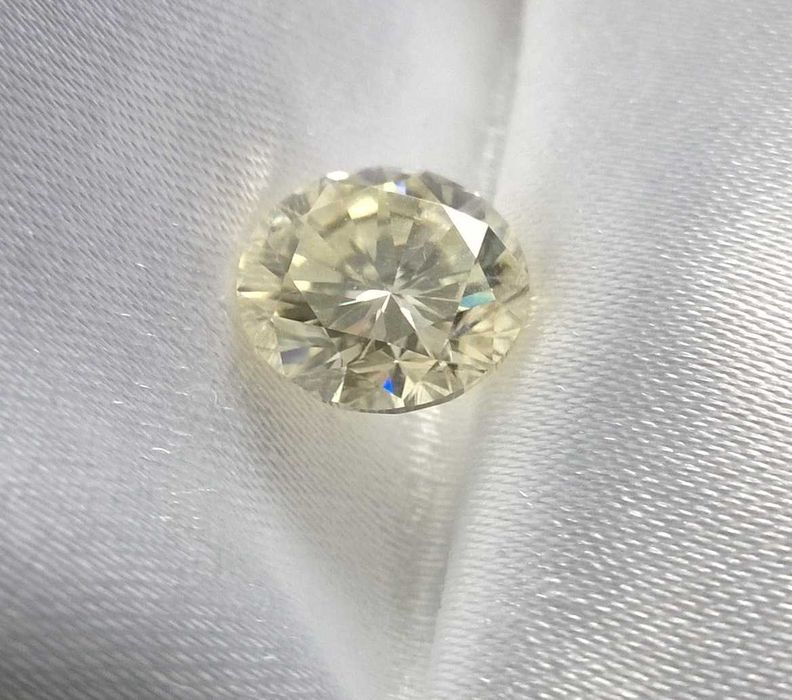 MOISSANIT 2.1 CT ,  8.6 mm  -  VVS1 - moissanite  -  J-K