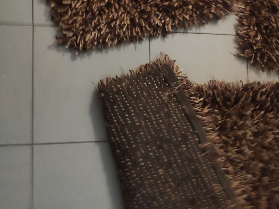 Tapetes quarto castanho e dourado