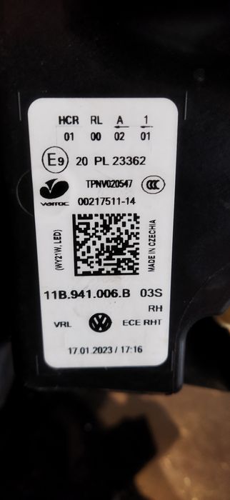 farol direito VW ID4