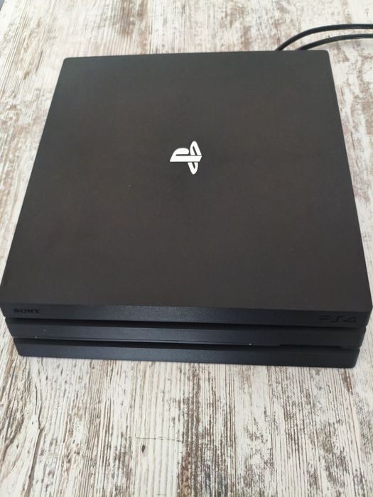 PS4 pro 816GB, 2 геймпада +8дисків